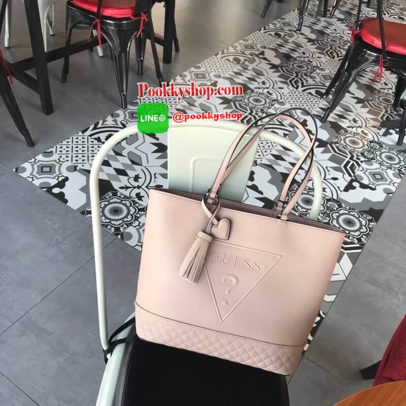 New arrival !!! GUESS BALDWINPARK TOTE BAG รุ่นหายาก วัสดุหนัง Saffiano PU คุณภาพดี หนังนิ่ม น้ำหนักเบา กระเป๋าถือได้ สะพายไหล่ก็สวย ด้านหน้าประดับด้วยโลโก้แบรนด์สวยหรู ตกแต่งด้วย heart fringe charm พู่ห้อยรูปหัวใจ เปิดปิดกระเป๋าด้วยซิป ซับในพิมพ์ลายแบรนด