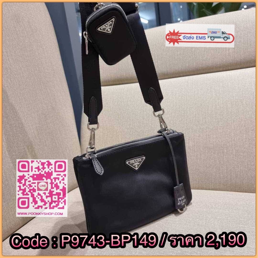 PRADA RE-EDITION 2000 RE-NYLON SHOULDER BAG ไอเท็มสุดโปรด unisex กระเป๋าสะพายข้าง ดีไซน์เรียบง่าย แต่มีความหรูในตัว รูปทรงพกพาสะดวก หยิบใช้ได้ในทุกๆวัน อีกหนึ่งคอลเลคชั่นขายดี วัสดุผ้าไนล่อนคุณภาพ พร้อมใบลูก ไว้ใส่เหรียญ ใส่กุญแจได้สารพัด เปิด-ปิดด้วยซิปห