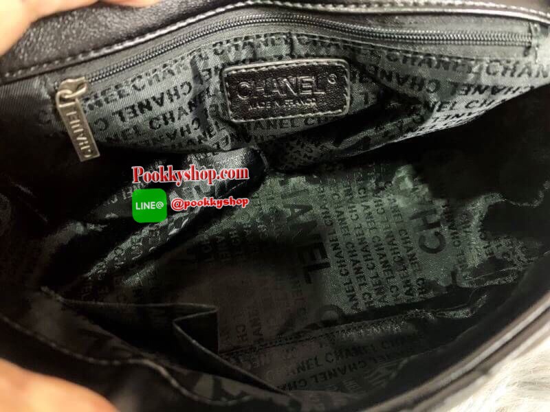 Chanel Quilted Chain Sling Bag วัสดุหนังแกะสังเคราะห์ขึ้นลายตารางหนังสวยอยู่ทรง ดีไซน์ไฮโซ เปิดปิดด้วยฝาปิดกระดุม ภายในมีโลโก้และช่องใส่ของ ใส่กระเป๋าสตางค์ใบยาว มือถือ ของจุกจิกได้เยอะ น้ำหนักเบา ด้านหลังมีช่องใส่ของ มาพร้อมสายโซ่ร้อยหนัง อะไหล่ดำคลาสสิค