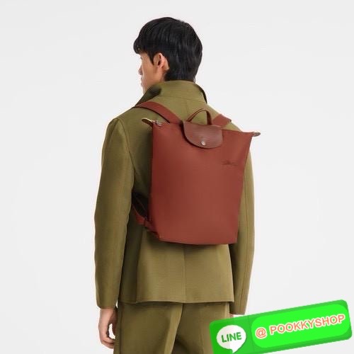 💕LONGCHAMP LE PLIAGE M BACKPACK กระเป๋าเป้น้ำหนักเบาพิเศษนี้ผลิตจากผ้าใบไนลอนรีไซเคิลที่ทนทานและพับเก็บได้ เหมาะสำหรับทุกโอกาส การออกแบบอเนกประสงค์และมีพื้นที่ภายในกว้างขวางที่สามารถเก็บแล็ปท็อปหรือโน๊ตบุ๊กได้ ในขณะที่สายสะพาย ปรับระดับได้ แมตช์ได