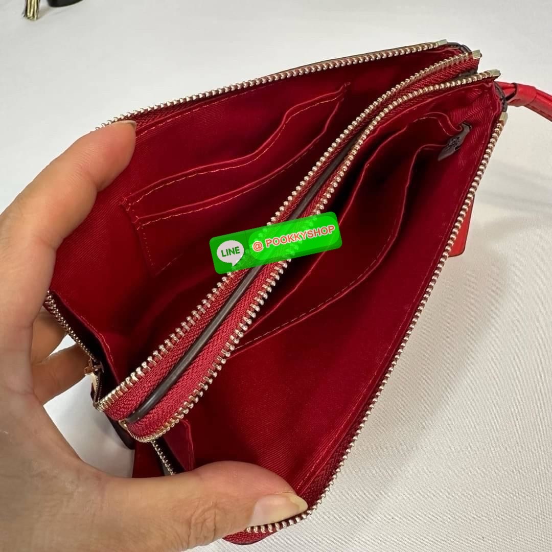 กระเป๋าคล้องมือ COACH 87591 DOUBLE CORNER ZIP WRISTLET IN SIGNATURE CANVAS (COACH 87591 ） กระเป๋าคล้องมือ2เซิปใหญ่ ลายCหนังและ ด้านในเป็นผ้า แบ่งเป็นช่องเล็กๆใส่เหรียญใส่แบงค์ใส่บัตร แล้วแต่จะใส่มีหลายช่อง ใส่โทรศัพท์ได้ทุกรุ่นพร้อมสายคล้องมือ