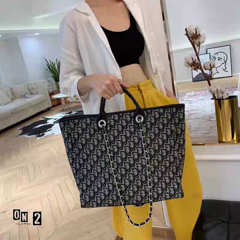 กระเป๋าชอปปิ้งปากซิปแบรนด์ dior วัสดุตัวกระเป๋าทำจากผ้าลาย dior สายสั้นเป็นหูจับทำจากหนังผสมสีดำ สายยาวเป็นสายโซ่ร้อยหนังสะพายชึ้นไหล่ได้ กระเป๋าเป็นปากซิป