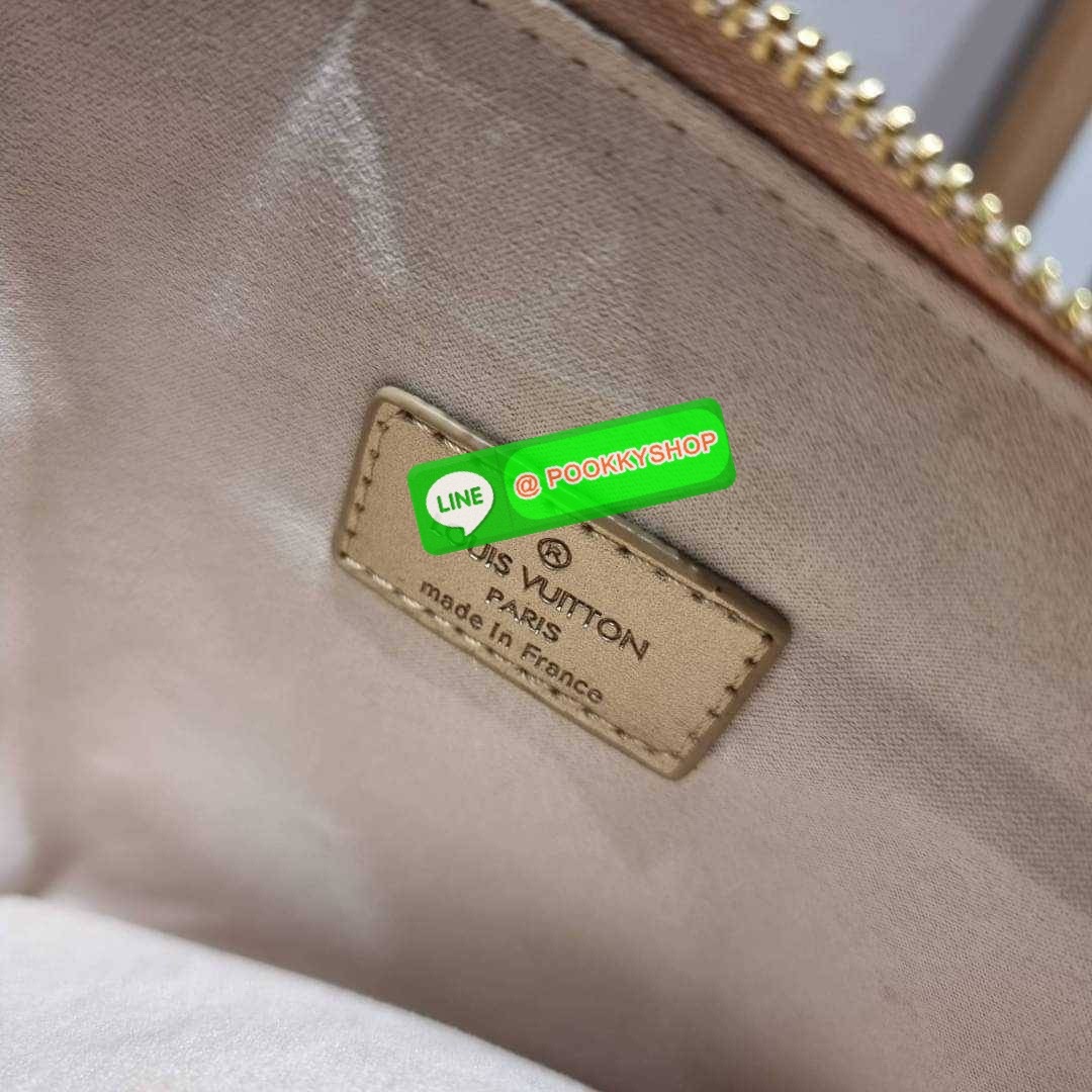 NEW IN!! LV HANDLE POUCH MONOGRAM LIMITED EDITION กระเป๋าสะพายกึ่งคลัชท์ สุดล้ำ ดีไซน์ใหม่ สีลิมิเต็ด ล่าสุดจากเคาน์เตอร์ duty free มาแรงมาก ด้วยความสวยปังตั้งแต่แรกเห็น วัสดุหนังแกะปั๊มลายสวย มาพร้อมสาย 2 เส้น เชิดๆสับๆ มีสายโซ่ที่มีดีเทลละเอียดไม่ซ้ำ แล