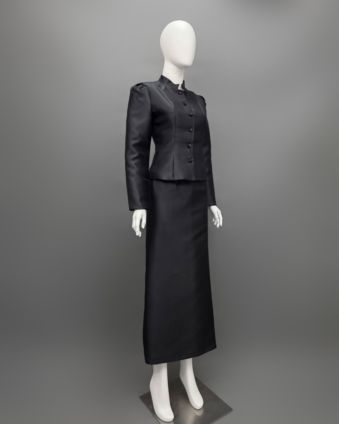 ชุดเซทแฟชั่น เซ็ทเสื้อเข้ารูปผ่าหน้าแขนยาวทรงกระบอก จับคู่กระโปรงป้ายยาวทรงสอบ