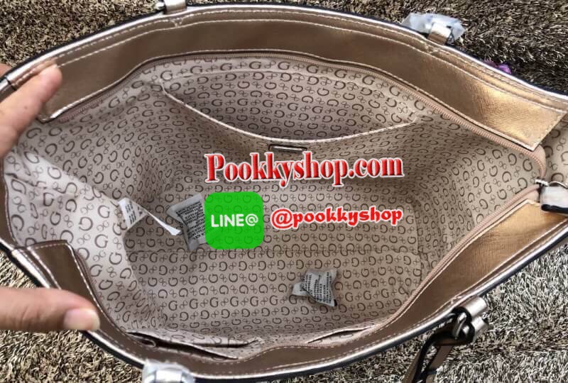 New arrival !!! GUESS BALDWINPARK LARGE TOTE BAG พร้อมส่งค่ะ!!! กระเป๋าทรง Tote size::L วัสดุหนังซาฟเฟียโน่อย่างดี หนังนิ่มมือ น้ำหนักเบาค่ะ!!!! ด้านหน้าปั้มโลโก้แบรนด์แบบ3D ห้อยพวงหนังมีอะไหล่แบรนด์ยาวลงมา หรูมากค่ะ ตัวกระเป๋าเพิ่มดีเทล เย็บด้ายเส้นใหญ่ม
