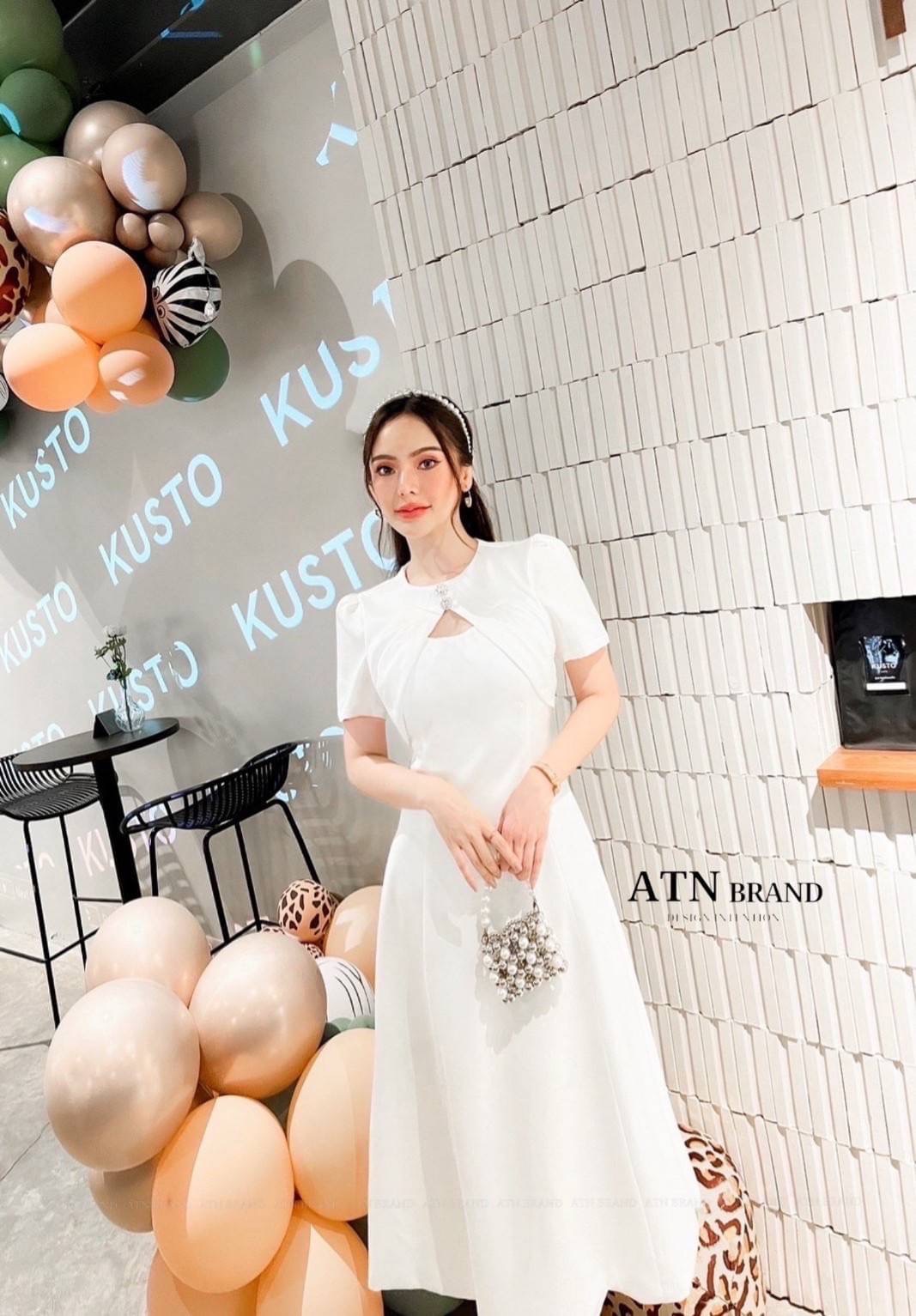 เดรสสีขาวผ้าซาตินเกรดพรีเมี่ยม ผ้าดีเกินราคามากๆ อยากให้มาสัมผัสเนื้อผ้าเลยค่ะ ช่วงอกแต่งกระดุมเพชรวิบวับ อกเสริมฟองน้ำ ซับในอย่างดี ซิปหลังยาวสวมใส่ง่าย ใครกำลังมองหาชุดสวย เรียบหรูดูแพง ใส่งานบุญ หรือจะเก็บไว้ใส่ทำบุญช่วงเทศกาลกินเจ ใส่ทำบุญวันออกพรรษา