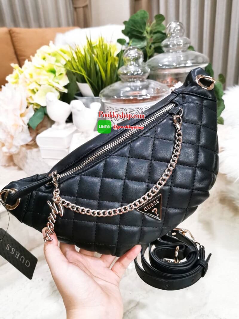 NEW ARRIVAL! Guess Kyli Fanny Pack Belt Bag 2019 กระเป๋าสะพาย/คาดเอว/คาดอกรุ่นใหม่ล่าสุดจาก GUESS FACTORY วัสดุหนังเเกะสังเคราะห์แบบนิ่มลายตารางเปิดปิดด้วยซิป ด้านหน้าประดับโซ่ห้อยโลโก้ดูมีดีเทล ด้านหลังมีช่องซิป ภายในมีโลโก้และช่องซิป สะพายได้หลายแบบไม่จ