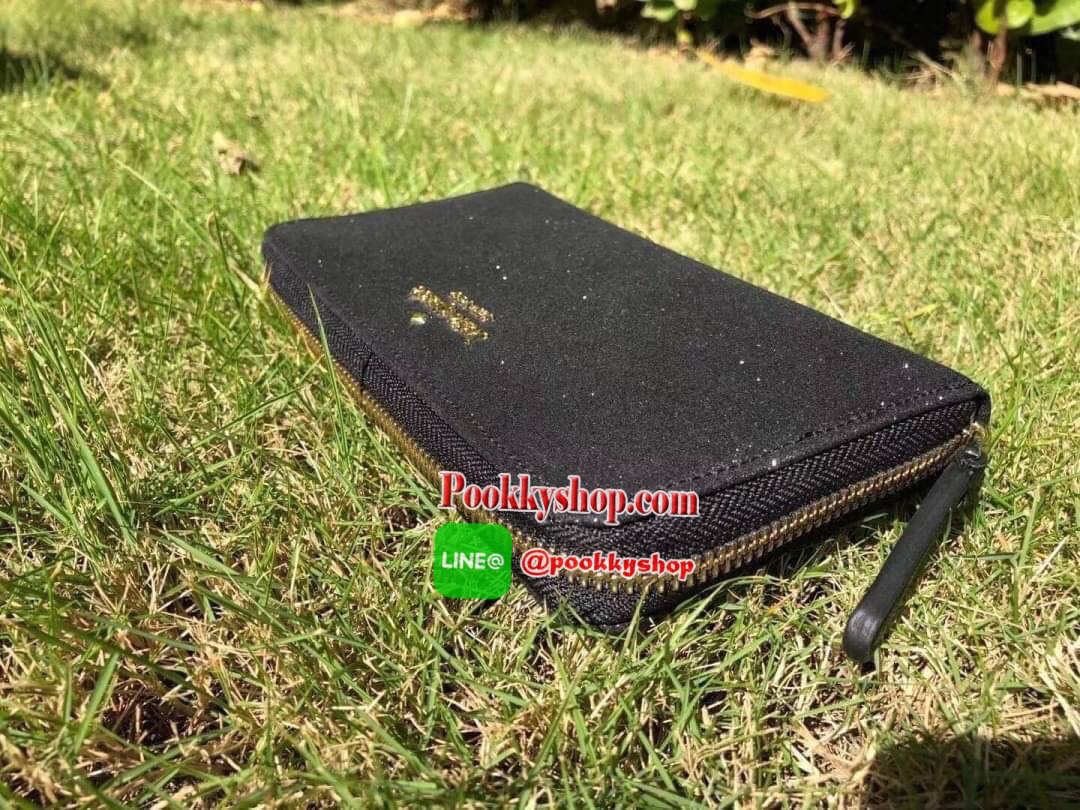 KATE SPADE JOELEY LONG WALLET กระเป๋าสตางค์ใบยาวรุ่นใหม่ล่าสุดหนัง Saffiano สไตล์ PRADA สวยน่าใช้ตัวเนื้อกระเป๋าตกแต่งด้วยกลิทเตอร์ทั้งใบ สวยหรู ภายในมีช่องซิป1ช่อง และช่องใส่บัตรหลายช่อง ใส่เหรียญ บัตรได้เยอะ ตัวจริงสวยน่าใช้มากค่ะ