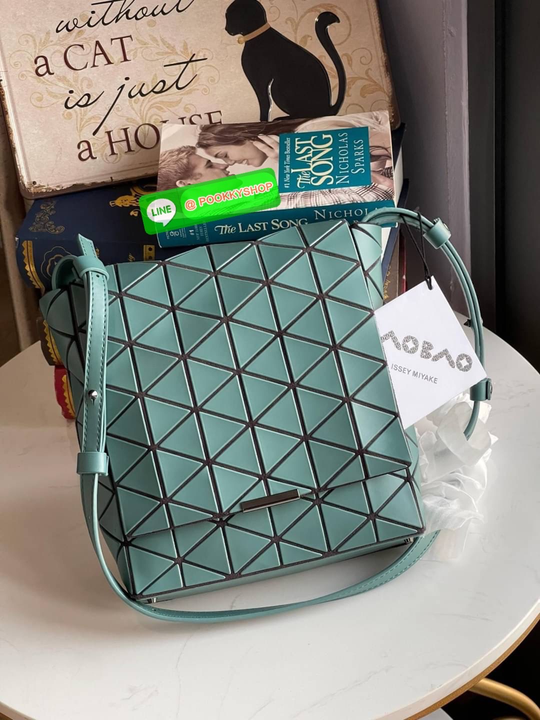 💕Baobao Issey Miyake Off-White Flap Messenger Bag(Large) สำหรับใครที่ต้องการใช้งานแบบเน้นการเคลื่อนไหวที่คล่องตัว แนะนำรุ่นนี้เลยคะ มาพร้อมแผ่นรูปทรงสามเหลี่ยมอันโดดเด่นแฝงไปด้วยความทันสมัยบ่งบอกถึงความเป็นเอกลักษณ์ของแบรนด์ได้เป็นอย่างดี ซึ่งสายส