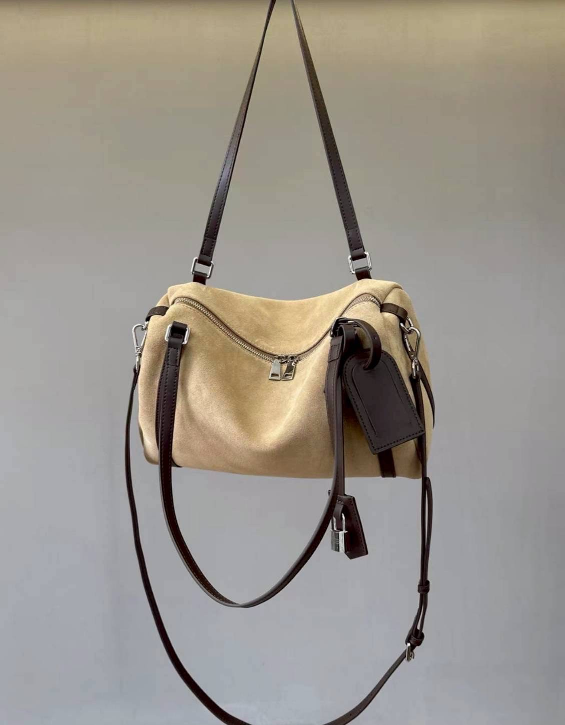 กระเป๋าทรง hobo suede bag ดีไซน์เรียบแต่ดูแพงสุดๆ งานหนังกลับนุ่มมือ ผสมกับสายหนังเรียบเนียนคุณภาพดี ให้ฟีลหรูมีคลาสแบบมินิมอลยุโรป ใบนี้ใช้งานได้จริงทุกวัน ดูดีทั้งถือและสะพาย ทรงนิ่มแต่ไม่ย้วย มีโครงเล็กน้อยช่วยให้ตั้งสวย ช่องซิปหลักเปิดกว้าง หยิบของง่า