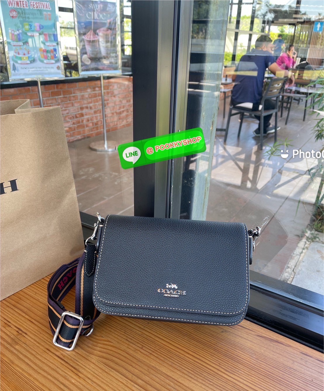 COACH CH483 – Camera Bag Strap Logo สุดจี๊ด รุ่นยอดนิยม โดดเด่นด้วยสายสะพายผ้าแถบโลโก้ COACH สีน้ำตาล -ดำ สะดุดตาไม่ซ้ำใคร! ดีไซน์ทรงกล่องกระทัดรัด ใส่มือถือ กระเป๋าสตางค์ และของใช้ประจำวันได้ครบ วัสดุ Signature coated canvas + หนังแท้ มาพร้อมฮาร์ดแวร์ทอง