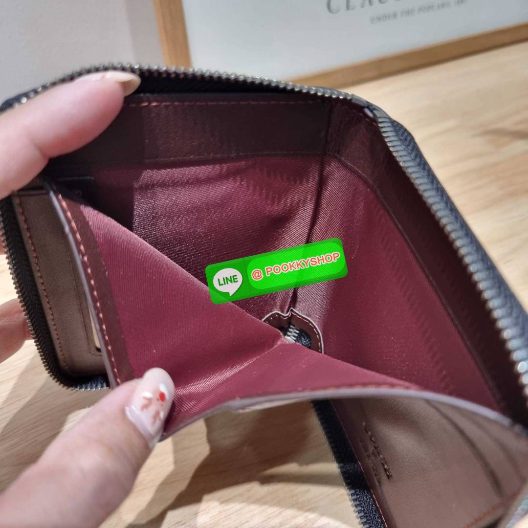 COACH CE708 COACH × PEANUTS SMALL ZIP AROUND WALLET IN SIGNATURE CANVAS WITH SNOOPY PRESENTS PRINT น้องใหม่เกินเบอร์กว่าเดิม กับกระเป๋าสตางค์ใบสั้น คอลใหม่จากเหล่าการ์ตูนสุดรัก ขนาดพกพาสะดวก ฟังก์ชั่นการใช้งานหลากหลาย ไม่ว่าจะช่องใส่บัตร ช่องใส่ธนบัตรที่ส