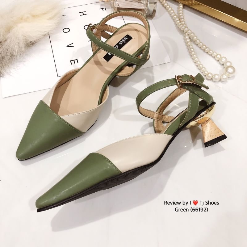 ! พร้อมส่ง เกร๋ต่อไม่รอแล้วจ้า !!! รองเท้ารัดส้นนำเข้า ที่สวยเกร๋สุดๆ รุ่นนี้ใช้วัสดุเกรดพรีเมี่ยมอย่างดีทั้งหมด หนังนิ่ม ส้นไม้สวยเกร๋ ใส่แล้วเท้าดูเรียว จับแมทกับชุดอะไรก็เกร๋ก็ปังสุดๆ แถมใส่ได้เรื่อยๆ ของจริงงานสวยมากคุณภาพดี เป็นรุ่นแนะนำ รีบสั่งด่วนๆ