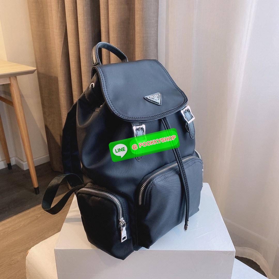 รุ่นใหม่พร้อมส่ง NEW!! PRADA NYLON BACKPACK กระเป๋าสะพายเป้ วัสดุทำจาก ผ้าNylon คุณภาพดี สามารถกันน้ำได้ในระดับนึง เปิดปิดด้วยกระดุม จุของได้เยอะ สายสะพาย สามารถปรับได้ฟรีด้านหน้ามีช่องใส่ของได้ ด้านในมีช่องแบ่งหลายช่อง ใส่เอกสารA4 Ipad ได้ น้ำหนักเบา ใช้