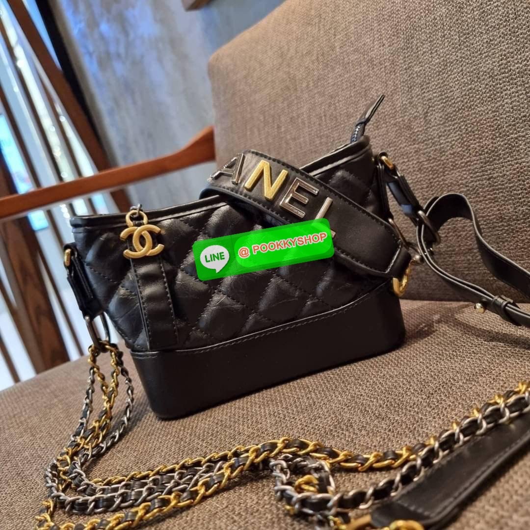 RESTOCK!! LIMITED SHOULDER BAG พรีเมี่ยมกิ๊ฟ Chanel ไซส์คลาสสิค กระเป๋าสะพายข้าง/ไหล่ หนังสังเคราะห์ นิ่ม หรู มาพร้อมพวงกุญแจสัญลักษณ์แบรนด์ พิเศษ!! สายคล้อง jumbo font เพิ่มดีเทลความแพง อะไหล่พร้อมโซ่สะพายสีทองสลับสีเงินรมดำ สามารถสะพาย crossbody หรือสะพ