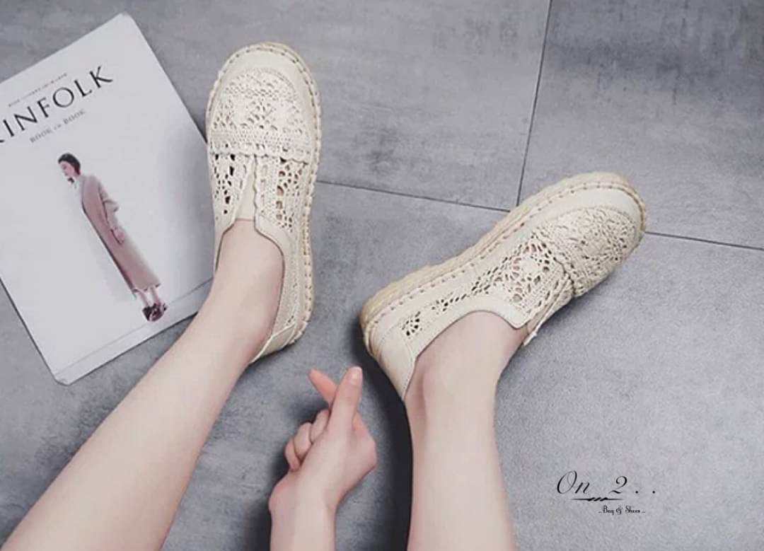 สวยแค่ไหนถามใจดู รองเท้าผ้าใบลูกไม้งานจริงสวยมากก ใส่ง่ายด้านหน้าเป็นยางยืด พื้นเสริมกันลื่นใส่เข้ากับชุดง่ายได้ทุกชุด มา2สี