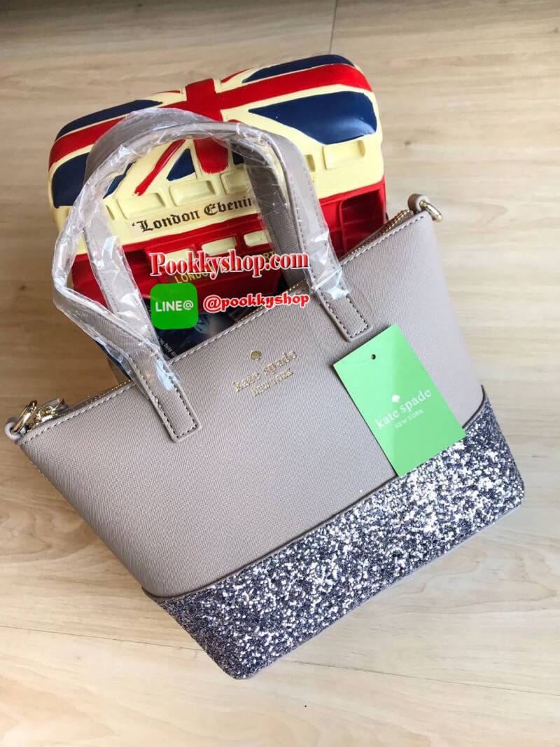 Kate Spade INA Greta Court Glitter Crossbody กระเป๋าถือหรือสะพายใบเล็ก วัสดุหนัง Saffiano สวยหรู ด้านหน้าประดับโลโก้สีทองสวย ก้นกระเป๋ามีดีเทลด้วยGlitter วิ้งๆดูหรู ภายในมีช่องซิปและช่องเล็ก สามารถใส่ ipad mini กระเป๋าสตางค์ใบยาวและของจุกจิกได้เยอะ มีหมุด