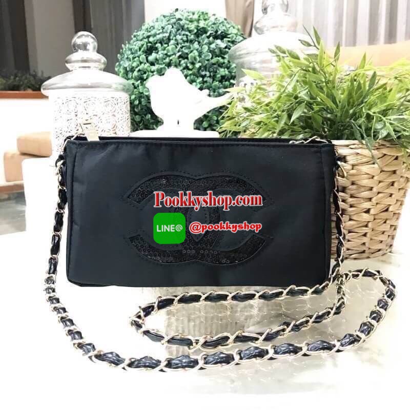 ไอเท็มแนะนำ! รุ่นใหม่ล่าสุด Chanel Cosmetic Cluth Bag With Chain กระเป๋าถือหรือสะพายพรีเมี่ยมเเท้จาก Chanel Cosmetic Counter VIP Gift วัสดุ Nylon&Polyester 100% สีดำประดับโลโก้แบรนด์วิ้งๆสวยหรูดูดี เปิดปิดด้วยซิป หัวซิปแบรนด์อะไหล่ทอง ซับในสกรีนโลโก้ ภายใ