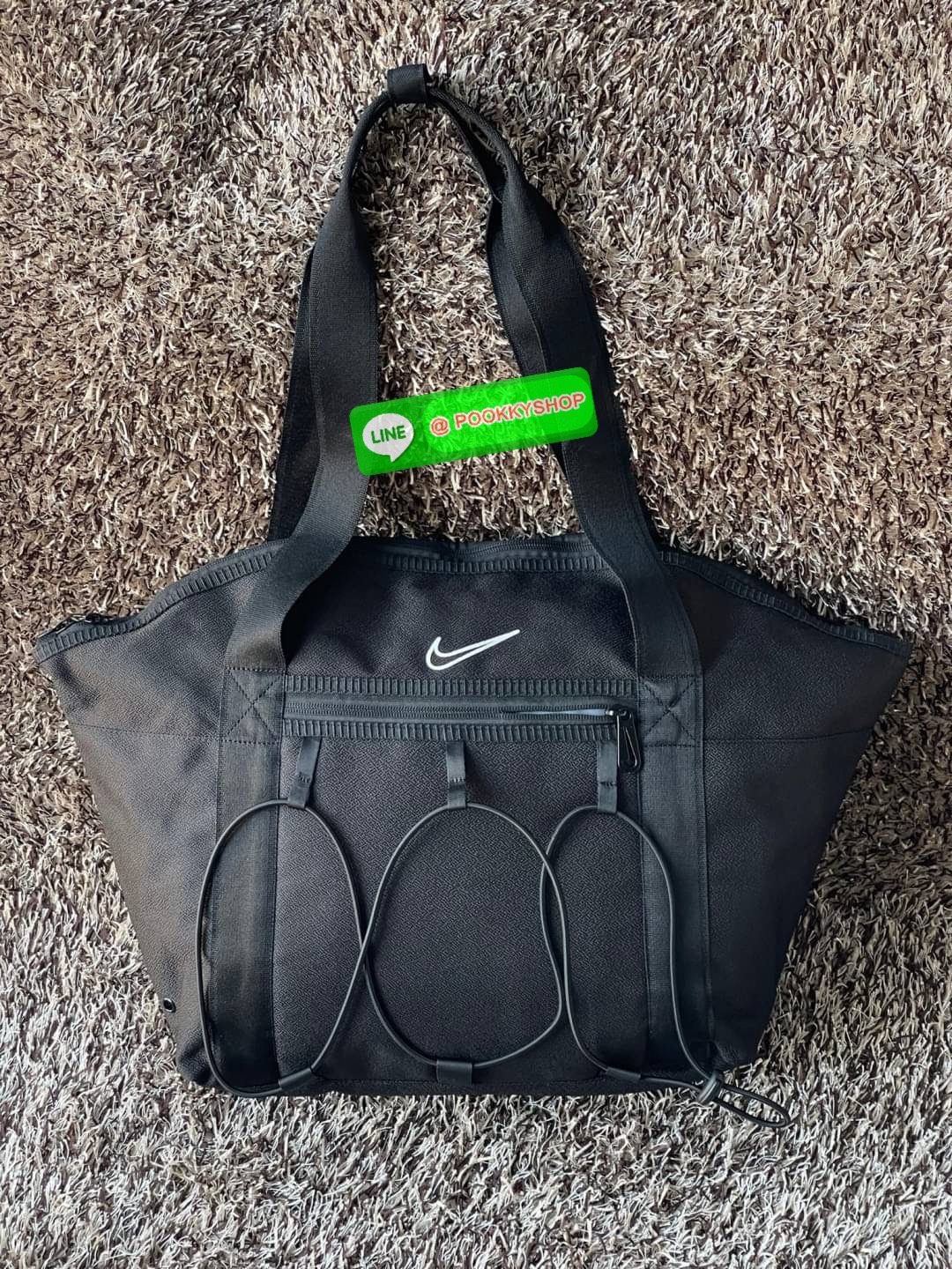 💕Nike One Women's Training Tote Bag กระเป๋าโท้ท Nike One เป็นทางออกของคุณในการใส่ทุกอย่างให้เข้ากับวันของคุณ ตั้งแต่ที่ทำงานหรือโรงเรียนไปจนถึงการออกกำลังกาย—ดีไซน์อเนกประสงค์มีทุกสิ่งที่คุณต้องการ ใส่แล็ปท็อป ขวดน้ำ และทุกสิ่งที่คุณต้องการใน