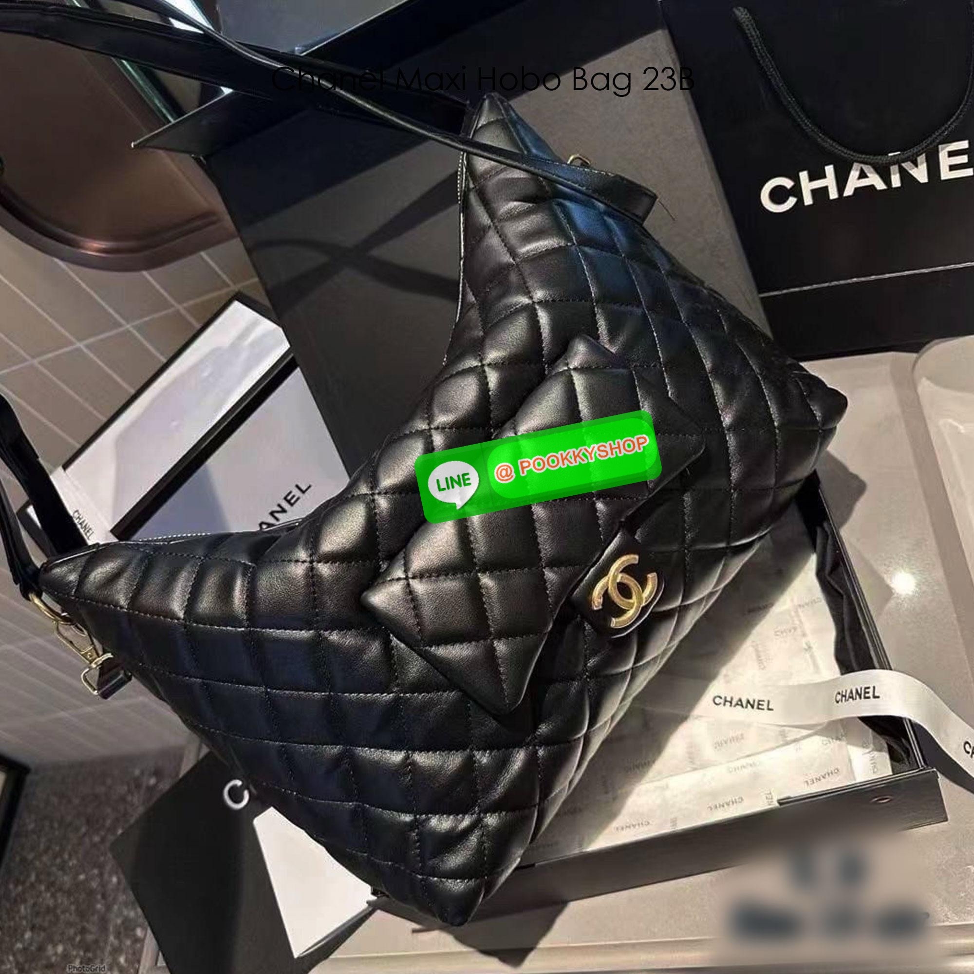Chanel Maxi Hobo Bag 23B กระเป๋าสะพายทรงโฮโบใบใหญ่ จุของได้เยอะ ดีไซน์ใหม่ ตัวแม่ตัวมัมต้องมีแล้วนะคะ งานหนังเต็มใบสวยหรูดูแพง เรียบแต่หรู ต้องใบนี้เลยค่ะ ใช้ได้กับทุกลุค ทุกโอกาส ภายในโล่งกว้างมาก ใส่ของสำคัญได้ครบแน่นอนจ้า