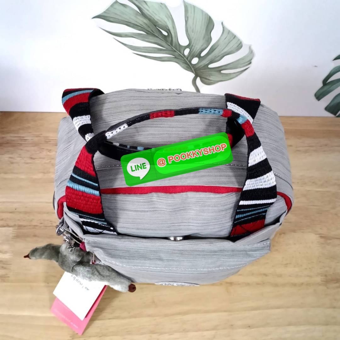 KIPLING 3 WAYS MINI BACKPACK ซับในลายตาราง กระเป๋าสะพาย 3 Ways รุ่นใหม่ วัสดุ Nylon & Polyester 100% หูหิ้วหนังปั๊มชื่อแบรนด์ สายสะพายยาวเลื่อนปรับได้ free size และ สามารถถอดได้ สามารถถือหรือสะพายได้ จะสะพายไหล่ สะพายเฉียง Crossbody หรือจะคล้องสายเป็นเป้ส
