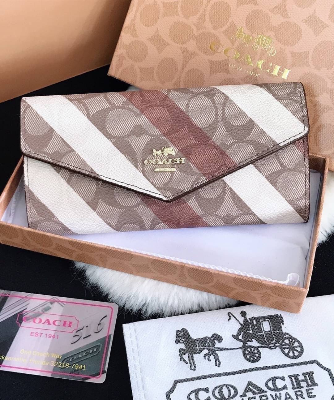 กระเป๋าสตางค์ coachสองพับ ใบยาว งานเกรดพรีเมี่ยม ปั้มทุกจุด ลายฮิตของCoach ด้านใน 2 ช่องใส่เเบงค์ ใส่บัตร 1 ซิปตรงกลาง ภายในมี 2 ช่อง มีช่องซิปตรงกลาง ปิดเปิดแบบกระดุม งานสวย