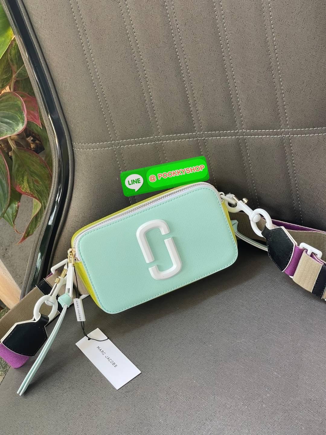 💕 Marc Jacobs Snapshot Bag กระเป๋าแบรนด์ดังจากสัญชาติอเมริกัน นับได้ว่ารุ่นนี้เป็นรุ่นทรงฮิตของ marc jacobs เลยทีเดียว โดยด้านหน้ากระเป๋าจะเป็นโลโก้แบบโลหะที่เป็นสัญลักษณ์ของแบรนด์นี้ มาพร้อมสายสะพายที่จะสะพายยังไงก็ดูโดดเด่น เพราะขนาดใหญ่ที่สกรีน