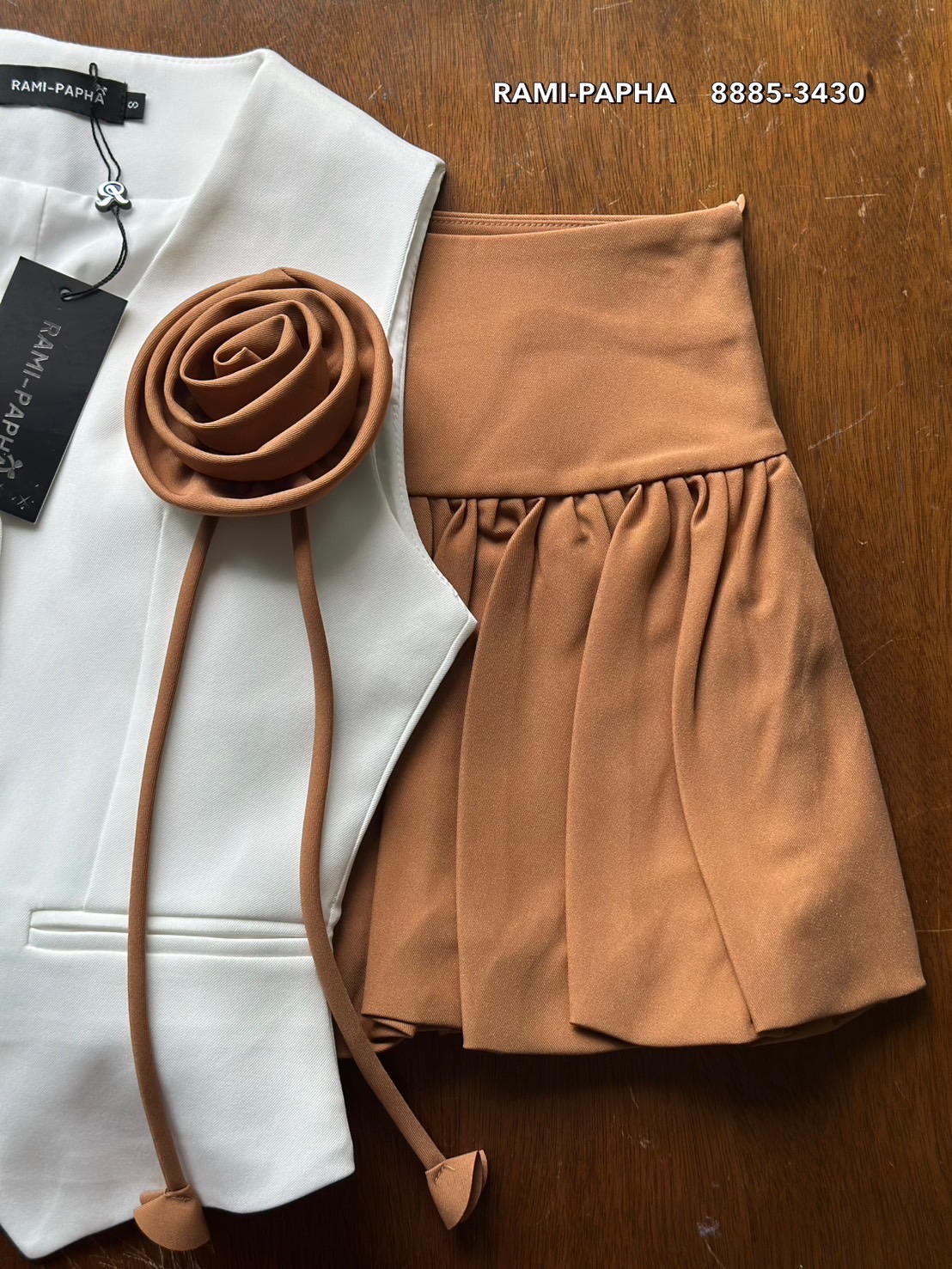 ชุดเซทแฟชั่น ชุดเซต3ชิ้น เสื้อสีขาวกระดุมหน้าสีทองสวยหรูโดดเด่น