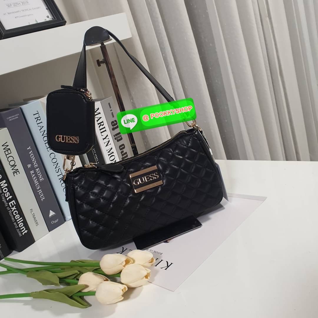 New Collection!! Guess woman’s Logo Cityy Handbag Bag กระเป๋าสะพายรุ่นใหม่ล่าสุด ทรงยอดนิยม มาพร้อมกระเป๋าใส่เหรียญสุดชิค ตัวกระเป๋าหนังนิ่มประดับโลโก้แบรนด์ เปิดปิดด้วยกระดุมซิปยาว ด้านในมีช่องโล่งกว้าง มีช่องใส่บัตร6ช่อง และช่องซิป มี ใส่กระเป๋าสตางค์ยา
