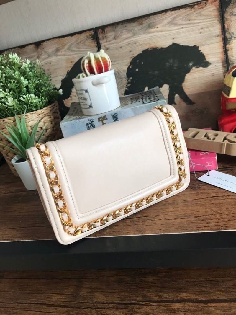 Charles&Keith Chain Rimmed Clutch กระเป๋าสะพายรุ่นใหม่!!ทรงcrossbodyหรือถอดสายถือเป็นทรงคลัชท์ได้ มีดีเทลโซ่ร้อยหนังรอบใบ เปิดปิดด้วยกระดุมแม่เหล็กใช้งานง่าย ภายในมีช่องซิป ช่องเสียบบัตรและช่องใหญ่ใส่ตระกูลพลัสได้ แยกเป็นสัดส่วน มาพร้อมสายสะพายแบบโซ่ต่อหน