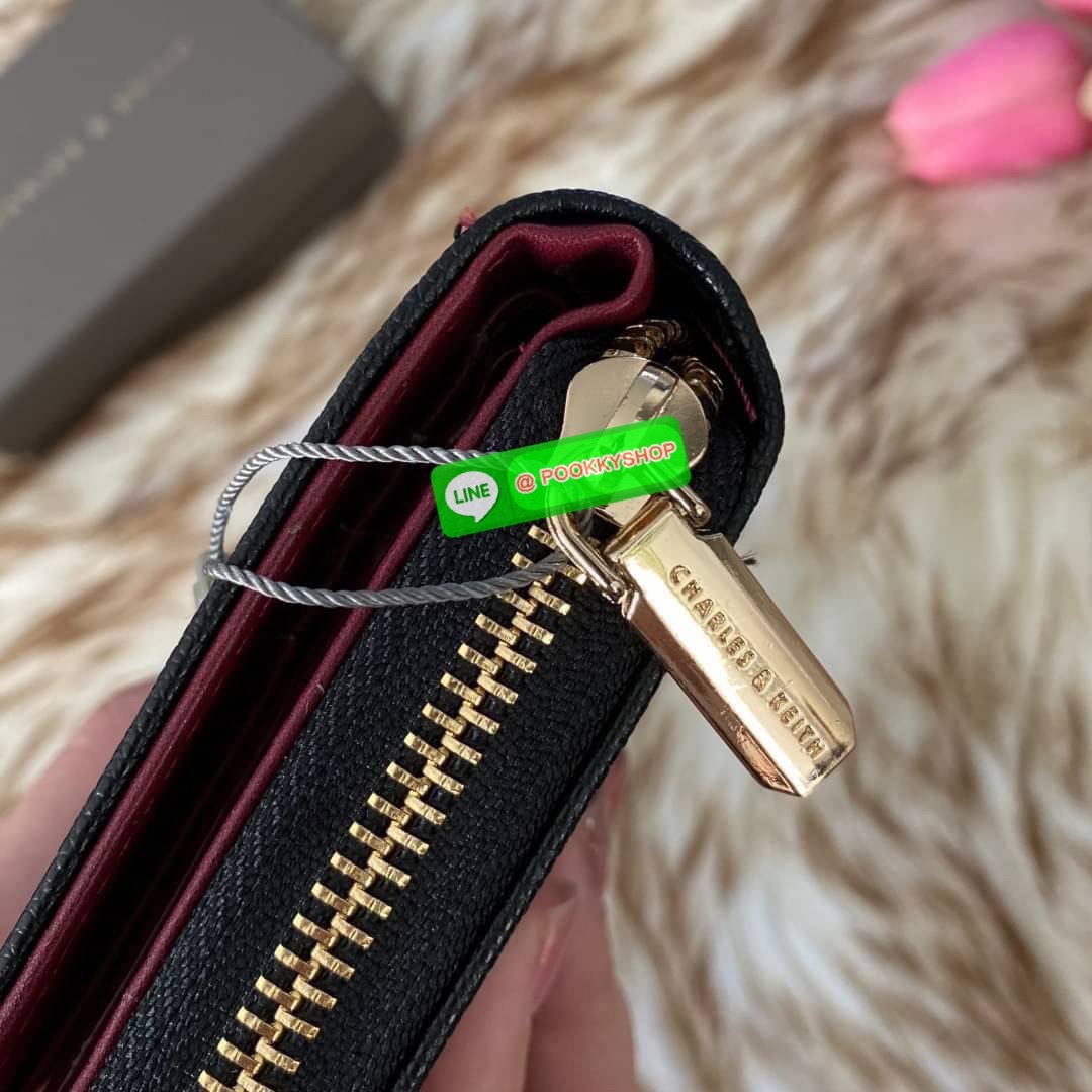CHARLES & KEITH COMPACT WALLET กระเป๋าตังใบสั้นฟังก์ชันครบ!! ด้านหน้ามีโลโก้แบรนด์ มีช่องซิปใส่เหรียญ เปิดปิดแบบกระดุม ด้านในมีช่องใส่การ์ด 16 ช่อง มีช่องใส่ธนบัตรตามยาว ไม่ต้องพับแบงค์ค่า คุ้มมากๆเลยใบนี้