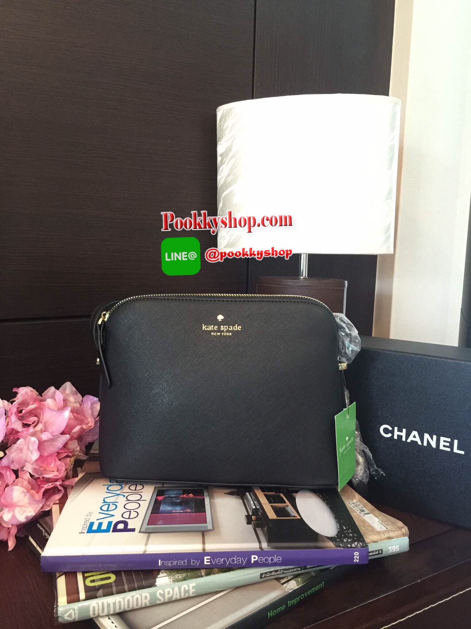 ปิ๊งป่อง!! มาเพิ่มแล้วค่ะ!! KATE SPADE CEDAR STREET MANDY กระเป๋าสะพายแบรนด์ดังจากอเมริการุ่นสุดฮิตหนัง Saffiano สวยหรูอยู่ทรงสไตล์ PRADA ด้านหน้าประดับโลโก้แบรนด์สีทองสวยไฮโซ ขนาดกำลังดี เปิดปิดด้วยซิปสะดวกใช้ ภายในมีช่องซิปและช่องใส่มือถือ สามารถใส่กระเ