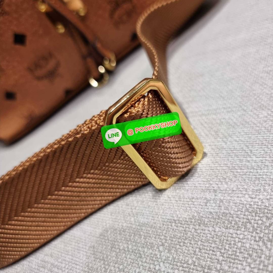 MCM MEDIUM ESSENTIAL DRAWSTRING BAG IN VISETOS กระเป๋าสะพายทรง bucket ไซส์ medium ใบใหญ่กำลังดี รูดเปิด-ปิดด้วยหนัง และยังมีกระดุมแม่เหล็กติดกันของหล่น พิเศษที่มีสายสะพายให้ 2 แบบ สายคล้องไหล่หรือถือได้ และสายสปอร์ตสะพายข้าง วัสดุหนังแคนวาสคุณภาพดี ภายในโ