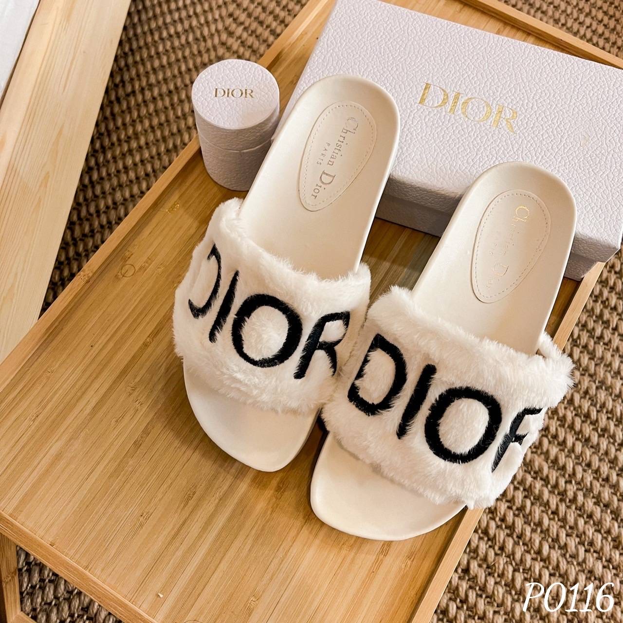 พร้อมส่ง มาใหม่ สวยมาก แตะ D io r งานปักบนขนเฟอร์ งานน่ารักค่ะ หนังนุ่มใส่สบายค๊า