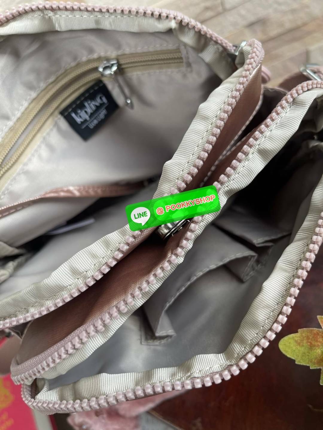 Kipling Keefe Crossbody Bag กระเป๋าสะพายคอลเลคชั่นใหม่จาก Light sand ขนาดกำลังดี ใส่กระเป๋าสตางค์ยาวได้ มีช่องใช้งานถึง4ช่อง สายสะพายปรับสั้นยาวได้ฟรีไซส์ ใช้งานสายคู่ คล้องไหล่ หรือปรับสายยาวสะพายพาดลำตัวดูลำลองไปอีกแบบ สำหรับสาวๆที่อยากหากระเป๋าคู่ใจสัก