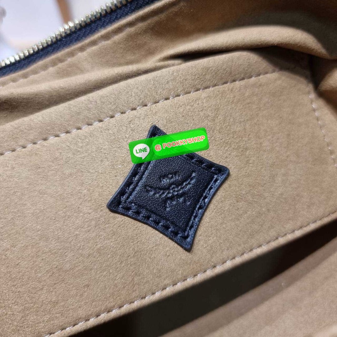 MCM AREN HOBO IN VISETOS 🔆 Details ฮอตฉ่ำมาก! กับกระเป๋าสะพายทรงโฮโบ ทรงสวยมาก ขนาดกำลังดี จุของได้เยอะ ใช้งานสะดวกด้วยการรูดซิป พิเศษแถมพวงหนังและชุดกุญแจล็อคมาให้ด้วย ถอดออกได้ นำไปใช้กับกระเป๋าใบอื่นได้ด้วย ภายในโล่งกว้าง ใส่ของสำคัญได้อย่างครบ