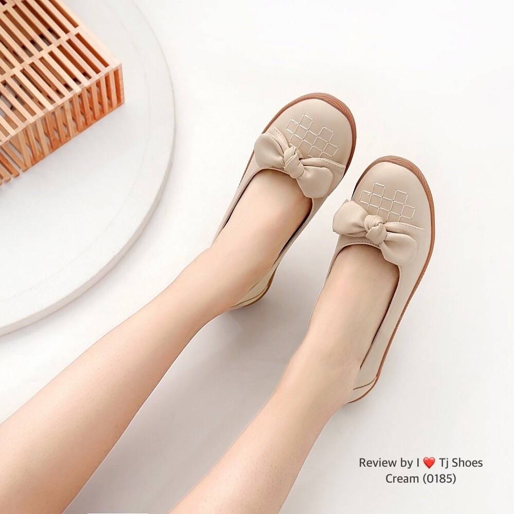 พร้อมส่งรองเท้าเพื่อสุขภาพ ที่ทั่งเกร๋ทั้งน่ารักสุดๆ รองเท้ารุ่นนี้เป็นงานสั่งทำพิเศษ หนังนิ้มนิ่ม พื้นบุนวมนิ่มทำให้ใส่สบายเท้าขึ้น น้ำหนักเบา ใส่นุ่มเดินทั้งวันได้สบายมากๆ ส้นยางเกรดพรีเมี่ยมอย่างดี แมทกับชุดอะไรก็เกร๋ เป็นรุ่นแนะนำ ซื้อไปรับรองไม่ผิดหว