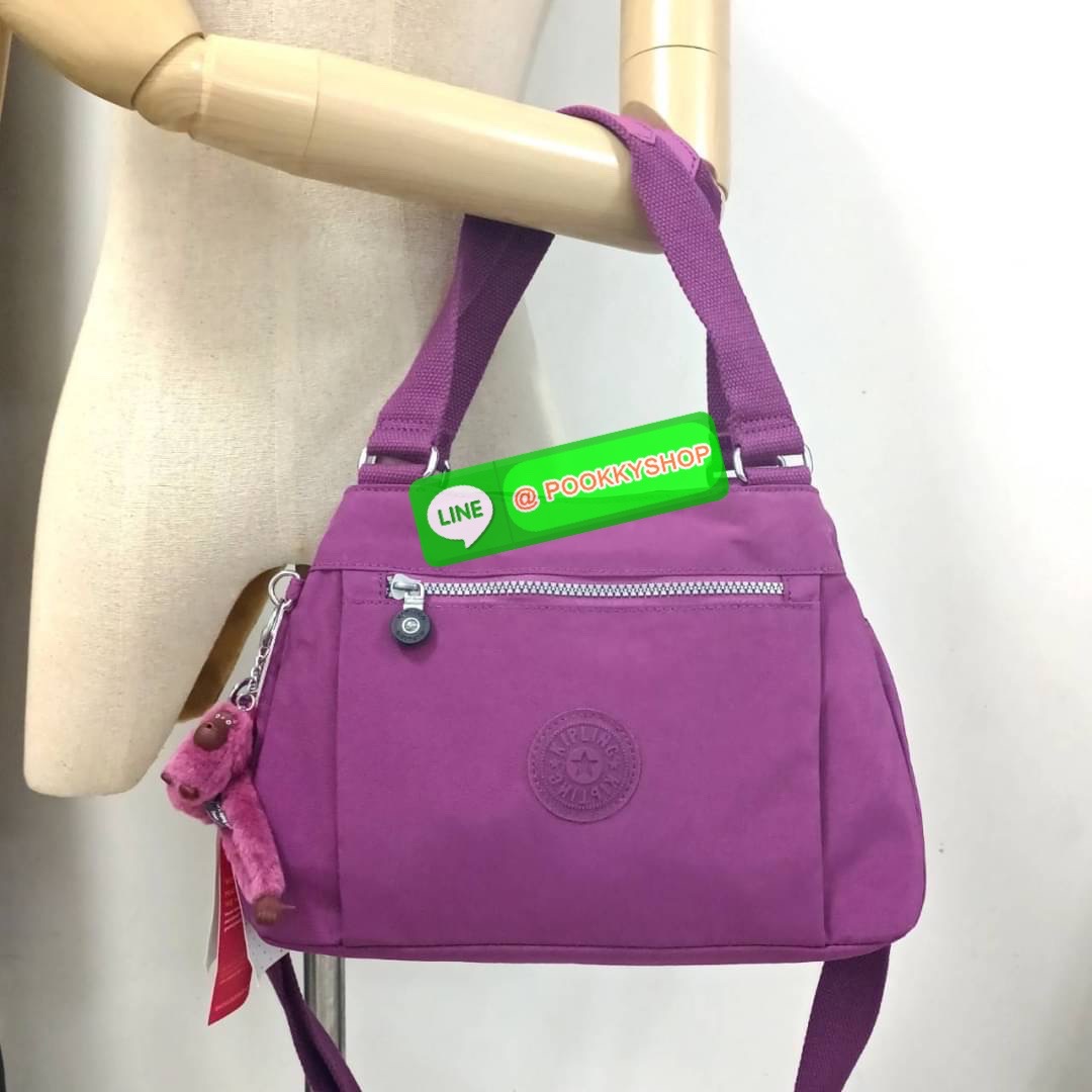 KIPLING ELISE HANDBAG กระเป๋าถือและสะพายไหล่ วัสดุ Nylon +Polyester ขนาดกำลังพอดี จุของได้มาก มีหูจับสองสาย ถือสะดวก น้ำหนักเบา มีช่องซิป ด้านหน้า ช่อง กระเป๋าหลักเปิด-ปิดด้วยซิป มี3 ช่องว่างใส่ของได้จุมากๆ ใส่มือถือได้ กระเป๋าสตางค์ใบยาว และ เครื่องสำอาง