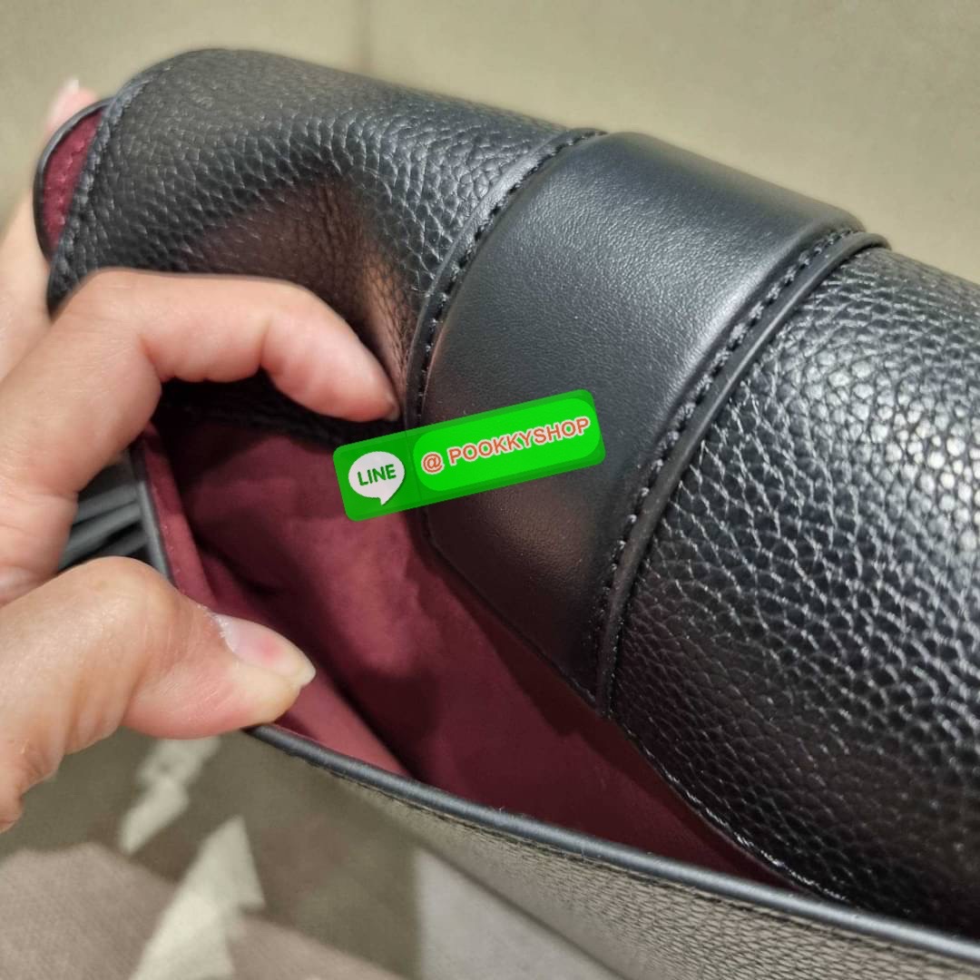 COACH C3593 GEORGIE SADDLE BAG IN COLORBLOCK SIGNATURE CANVAS WITH RIVETS ยกระดับความหรูให้กับตัวเองกันหน่อย ด้วยกระเป๋ารุ่นนี้!! ครอสบอดี้ที่ดีไซน์หรู อัพเลเวล ในราคาที่จับต้องได้ วัสดุหนังแคนวาสเคลือบสลับหนังเรียบ พิเศษไปอีกตกแต่งขอบด้วยหมุด เพิ่มดีเทลก