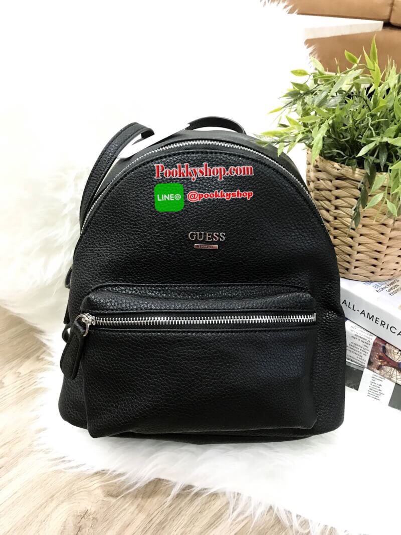 Don't Miss! GUESS WOMAN'S FACTORY BACKPACK กระเป๋าเป้ขนาดกำลังดีวัสดุหนังแกะสังเคราะห์นิ่มสวยน้ำหนักเบา มีหูหิ้วเเละสายสะพายหลังเลื่อนปรับได้ ด้านหน้ามีโลโก้และช่องซิป เปิดปิดด้วยซิปสะดวกใช้ ภายในกว้างใส่เอกสาร ipad ของใช้ได้เยอะ จะสะพายไปเรียนไ