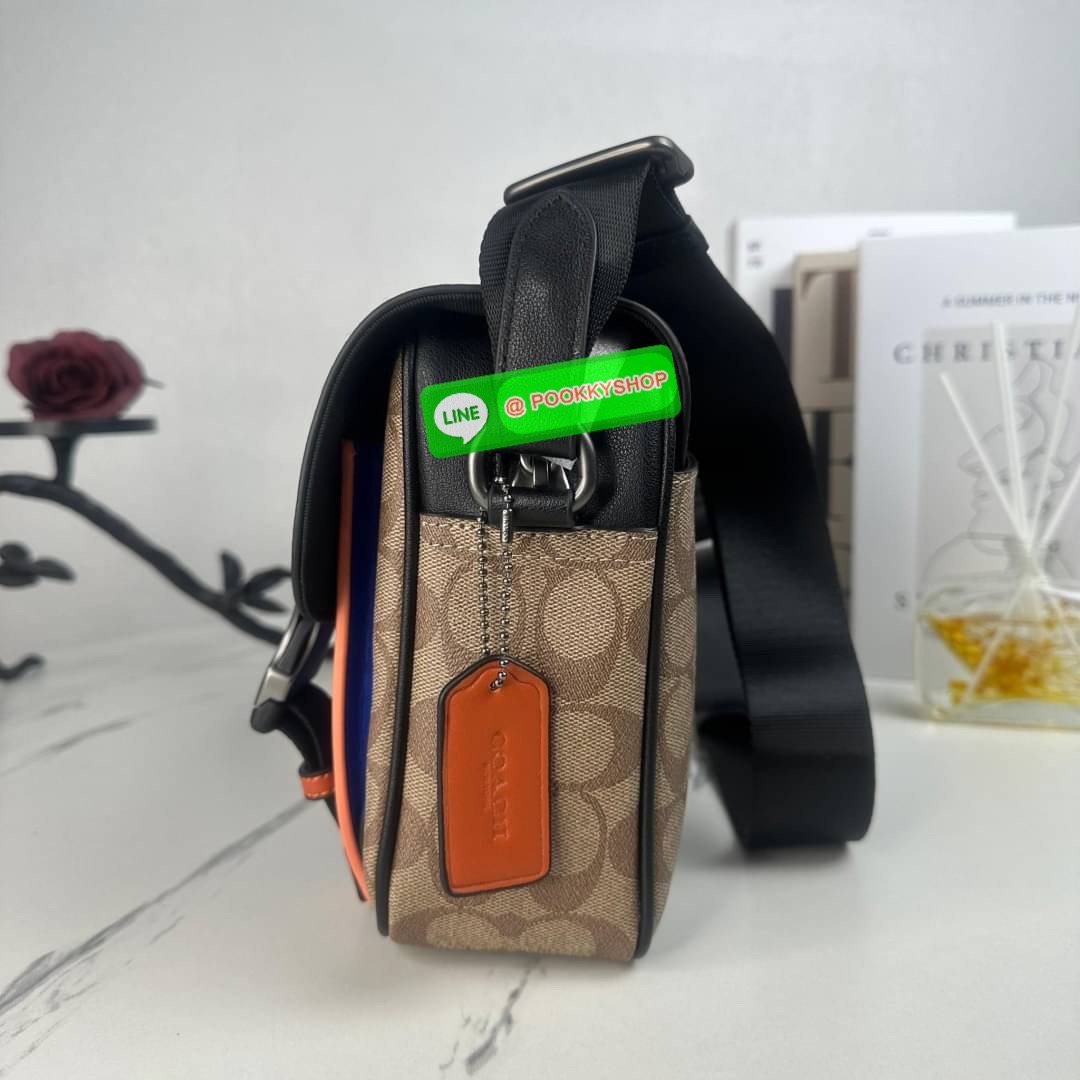 กระเป๋า COACH TRACK CROSSBODY IN COLORBLOCK SIGNATURE CANVAS (COACH C2725) กระเป๋าสะพายใบใหญ่ Unisex ที่เท่ได้ทั้งชายและหญิง วัสดุหนังแท้ หนังนิ่ม สัมผัสมือดีมากๆ เก็บดีเทลด้วยหนังแคนวาสคุณภาพ เนียบคมกริบ อยู่ทรงสวย ขนาดกำลังดี ไม่เล็ก ไม่ใหญ่เกินไป ด้านใ