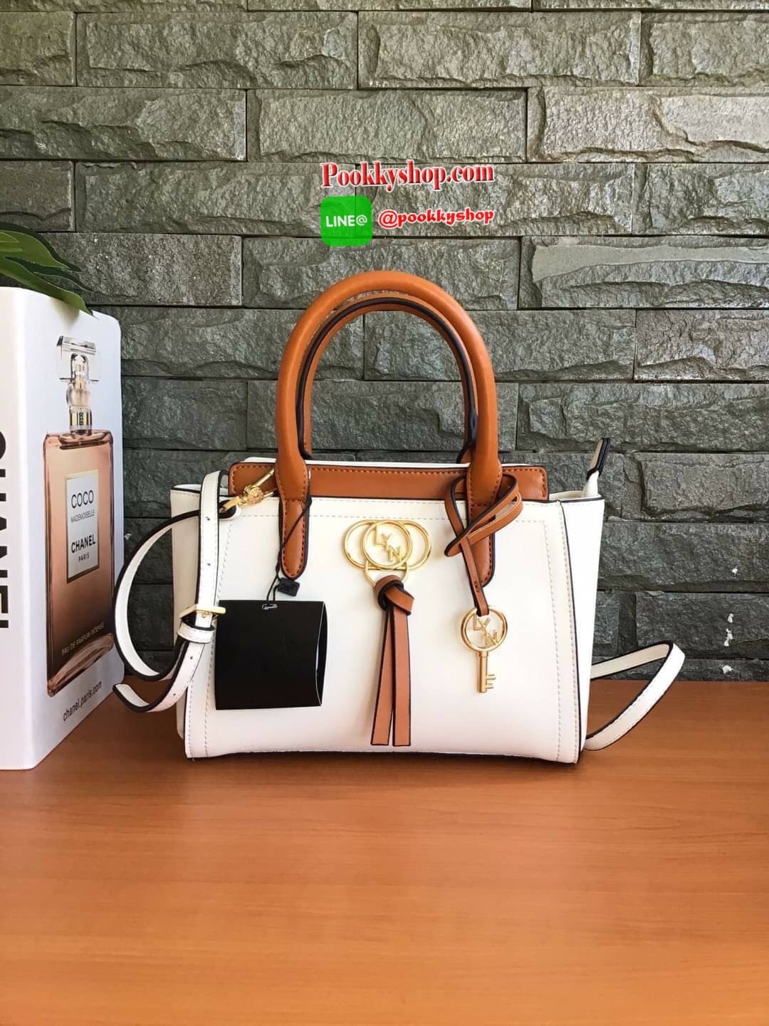 New Collection!!! LYN CROSSBODY BAG กระเป๋าสะพายไหล่ / กระเป๋าถือ ทรงปีกคอลเลคชั่นใหม่ สีทูโทน สวยโดดเด่น(!!)มาพร้อมกับรูปทรงดีไซน์สุดคลาสสิค ตกแต่งด้านหน้าห้อยพวงกุญแจ Lyn สุดเก๋ มาพร้อมกับสายสะพายยาวปรับระดับได้ เปิดปิดด้วยซิป ภายในโล่งกว้าง แยกเป็นสัดส