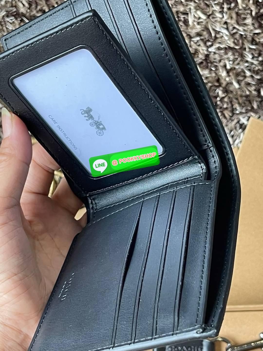 COACH BOXED 3-IN-1 WALLET GIFT SET IN SIGNATURE ชุดเซ็ทกระเป๋าสตางค์และพวงกุญแจจาก Coach กระเป๋าสตางค์หนังแคนวาสพิมพ์ลายทั้งใบ โดดเด่นด้วยดีไซน์เรียบหรู ร่วมสมัย และมีเอกลักษณ์เฉพาะตัว ด้านในประกอบด้วยช่องใส่ธนบัตร 2 ช่อง ช่องใส่บัตร 8 ช่อง และช่องว่างด้า