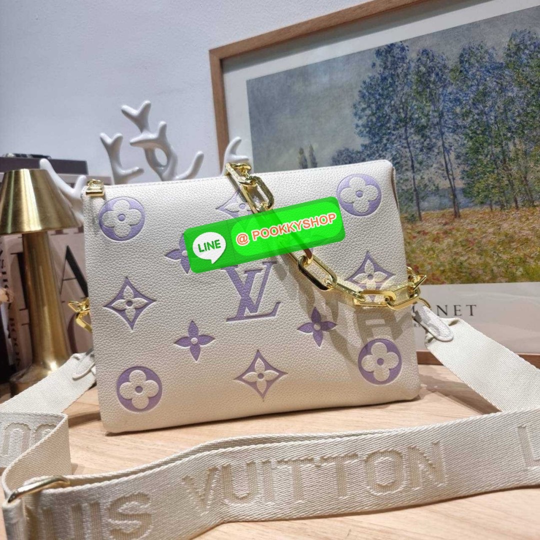 LV coussin pm bag 🔆 Details กระเป๋าสะพายกึ่งคลัชท์ สุดล้ำ ดีไซน์ใหม่ สีลิมิเต็ด ล่าสุดจากเคาน์เตอร์ duty free มาแรงมาก ด้วยความสวยปังตั้งแต่แรกเห็น มาพร้อมสาย 2 เส้น สวยลัคชูแบบสับๆ มีสายโซ่ที่มีดีเทลละเอียดไม่ซ้ำ และสายสปอร์ตครอสบอดี้ ที่จะคล้องไ