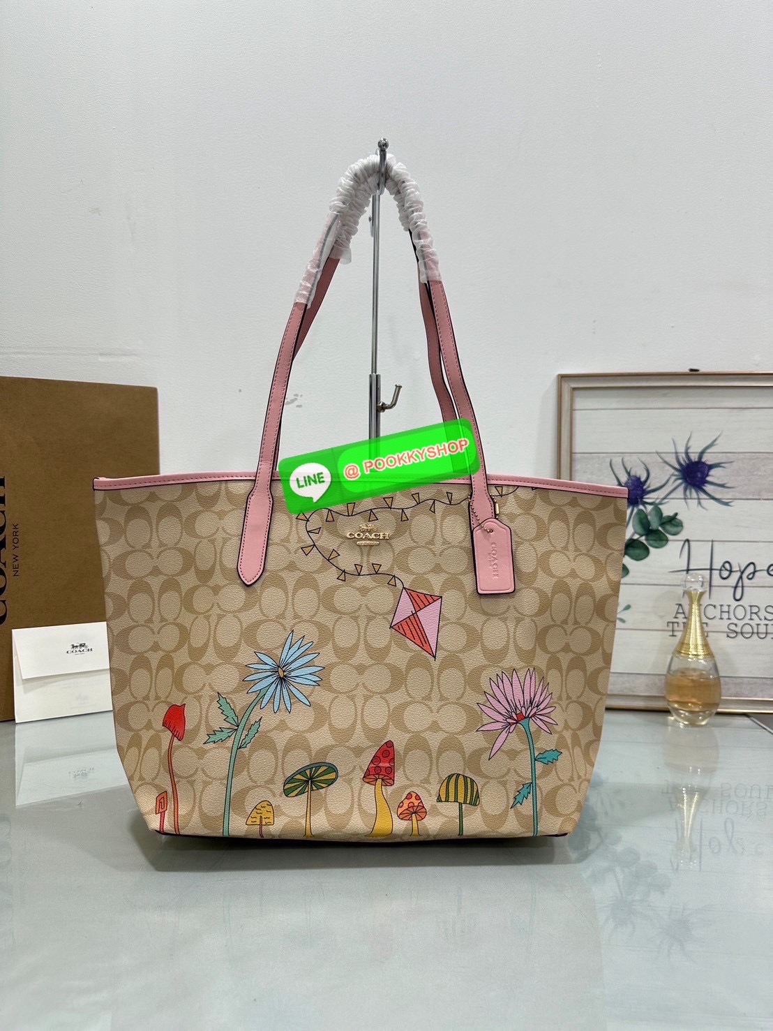 Coach CU392 – City Tote in Signature Canvas with Nature Print (Pink Trim) ใบนี้เหมือนหลุดมาจากโลกนิทาน! ลายเห็ด ดอกไม้ ว่าว โทนชมพูหวานสวยมาก ใบนี้เหมือนพกโลกแฟนตาซีไปด้วยทุกที่! Coach CU392 – City Tote ลายธรรมชาติสุดคิ้วท์ ลายเห็ด ดอกไม้ ว่าวน้อย สีพาสเท