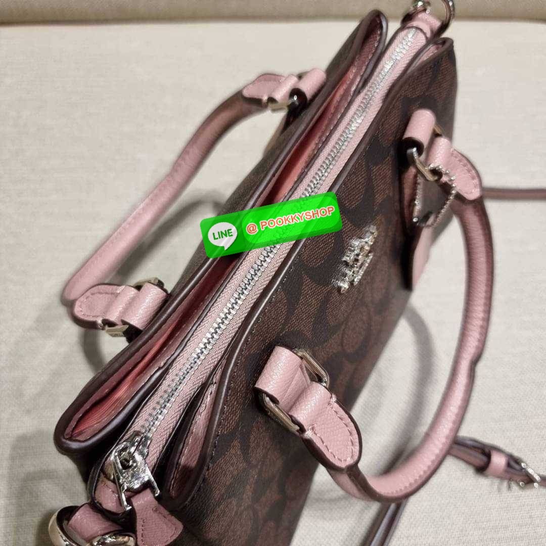 COACH F29434 MINI SAGE CARRYALL IN SIGNATURE CANVAS รุ่นยอดฮิต!! ที่สุดของกระเป๋าสะพายขายดี ต้องทรงถังมินิรุ่นนี้ วัสดุหนังแคนวาสเคลือบลาย สวย คลาสสิค มาพร้อมสายสะพายข้างและหูหิ้วในตัว ถอดออกถือคล้องแขนเก๋ๆ หรูๆยังได้ ภายในเป็นช่องโล่ง แบ่งสัดส่วนอย่างดี