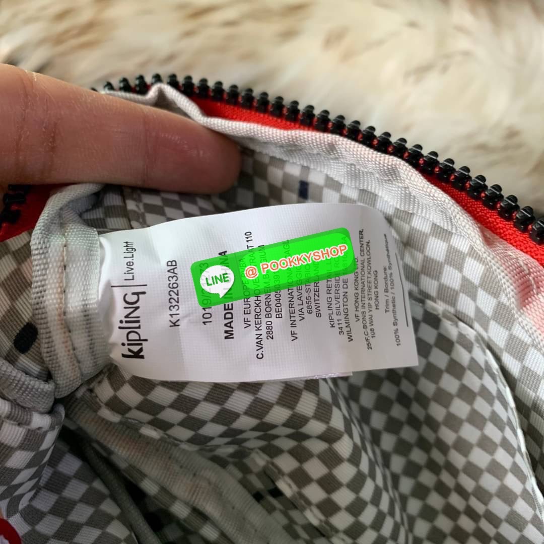 KIPLING 3 Monkey program Seoul up clutch & sling bag กระเป๋าคล้องมือ หรือ สะพายข้าง ขนาดเล็ก วัสดุ Nylon & Polyester 100% ใช้งานได้ 2 รูปแบบ มีสายสลับเปลี่ยนได้ทั้งแบบคล้องมือหรือสะพายข้าง เปิด-ปิดด้วยซิป ช่องหลักโล่ง มีช่องใส่บัตรด้านข้าง 6 ช่อง และช่องด