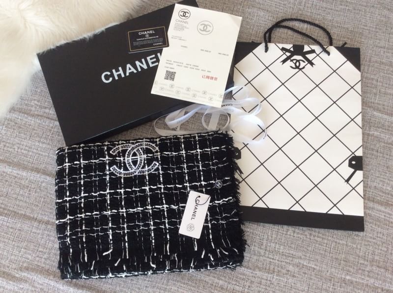ราคานี้หาซื้อที่ไหนไม่ได้แล้ว พลาดแล้วจะเสียใจพูดเลยยคร้าา!! ของถูกและดีมีที่ร้านนี้จริงๆค่ะ Brand: CHANEL New ARRIVAL ผ้าคลุมไหล่ ผ้าพันคอ CHANEL คอเลคชั่นใหม่ปี 2018 ผ้า wool เนื้อดี เนื้อหนา นุ่ม ทอลาย ปักรูปสัญลักษณ์แบรนด์ ลายคมชัดค่ะ หนาวนี้ห้ามพลาดน