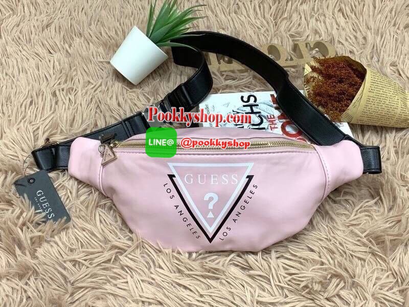 Guess Adjustable belt strap waist bag กระเป๋าทรงคาดอกคาดเอวทรงยอดฮิตแห่งปี ออกมาให้ยลโฉมอีกรุ่นด้วยการใช้งานที่ง่ายและคล่องตัว มีหัวซิปสามเหลี่ยมโลโก้แบรนด์เป็นสัญลักษณ์ ใส่โทรศัพท์มือถือได้ทุกรุ่น สายสะพายปรับได้ฟรีไซส์ สวยดูโฉบเฉี่ยวเอาใจวัยรุ่นเลยคร้า!