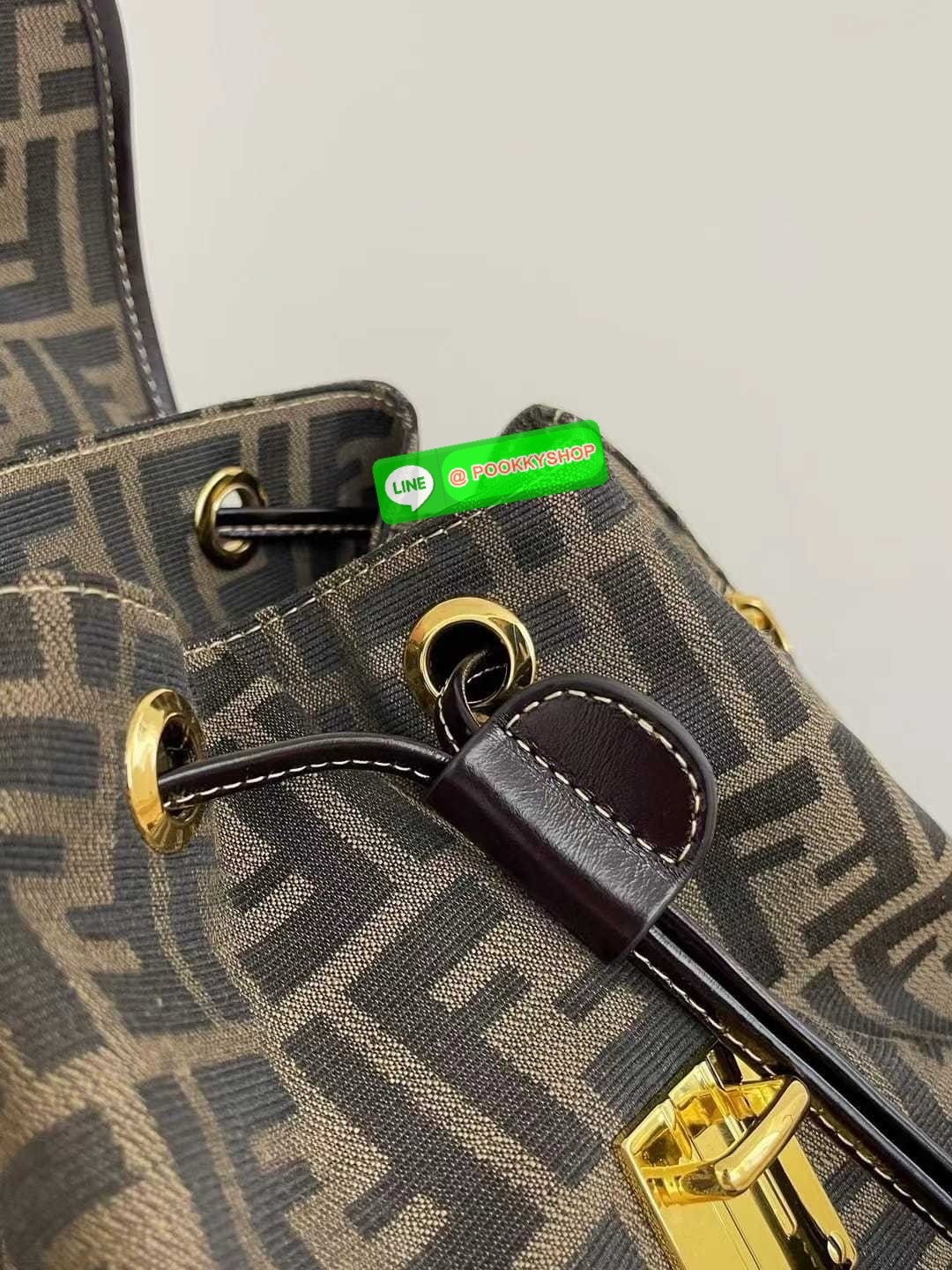 FENDI Zucca Monogram Backpack with 2 pocket กระเป๋าเป้ FF ใบใหญ่จุของได้เยอะ ภายในโล่งกว้าง พร้อมช่องใส่ของด้านหน้าสะดวกใช้งาน นานๆจะมีมาในรูปแบบเป้ให้ครอบครองกันค่า! วันไหนๆ ในไทยหรือ ตปท.ใบเดียวจบ!! สินค้าแนะนำนาทีทองนี้ สามารถใข้ได้ทุกๆวัน ไม่ว่าจะในไท